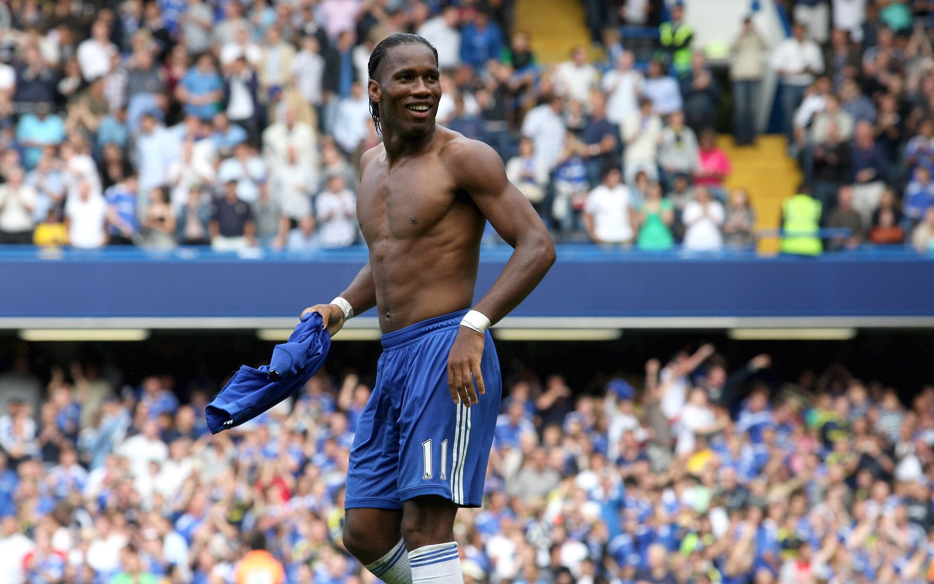 球迷“疯狂应援”背后：形成独特的“队魂文化”，球迷疯狂庆祝